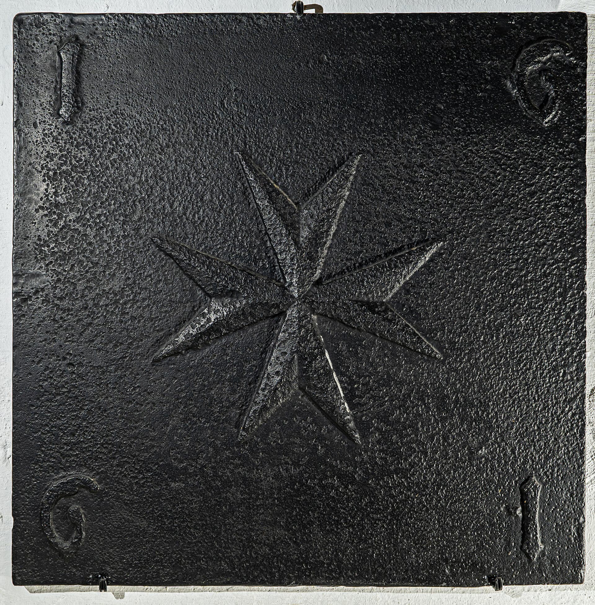 Object: ZON 000149, N.N., Fußbodenplatte mit Johanniterkreuz und der Inschrift "1661", um 1661