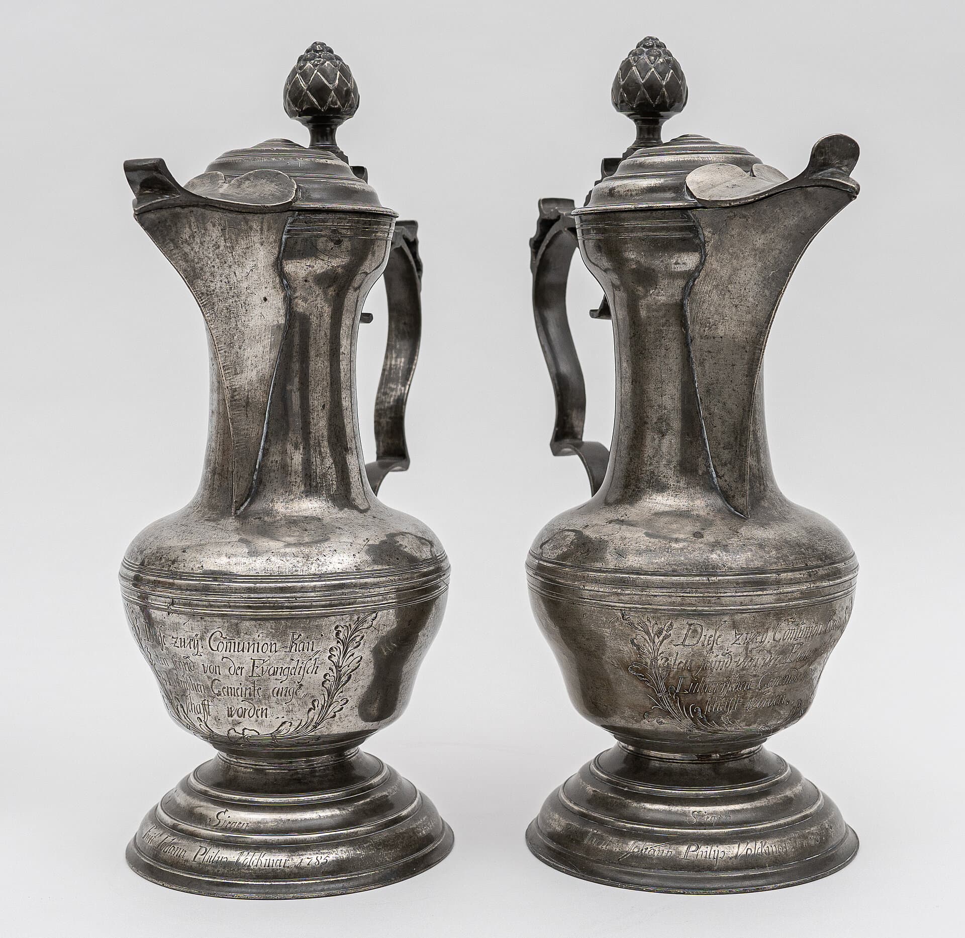 Object: Zinn 118/119, Johann Philipp Volckmar, Zwei Abendmahlskannen