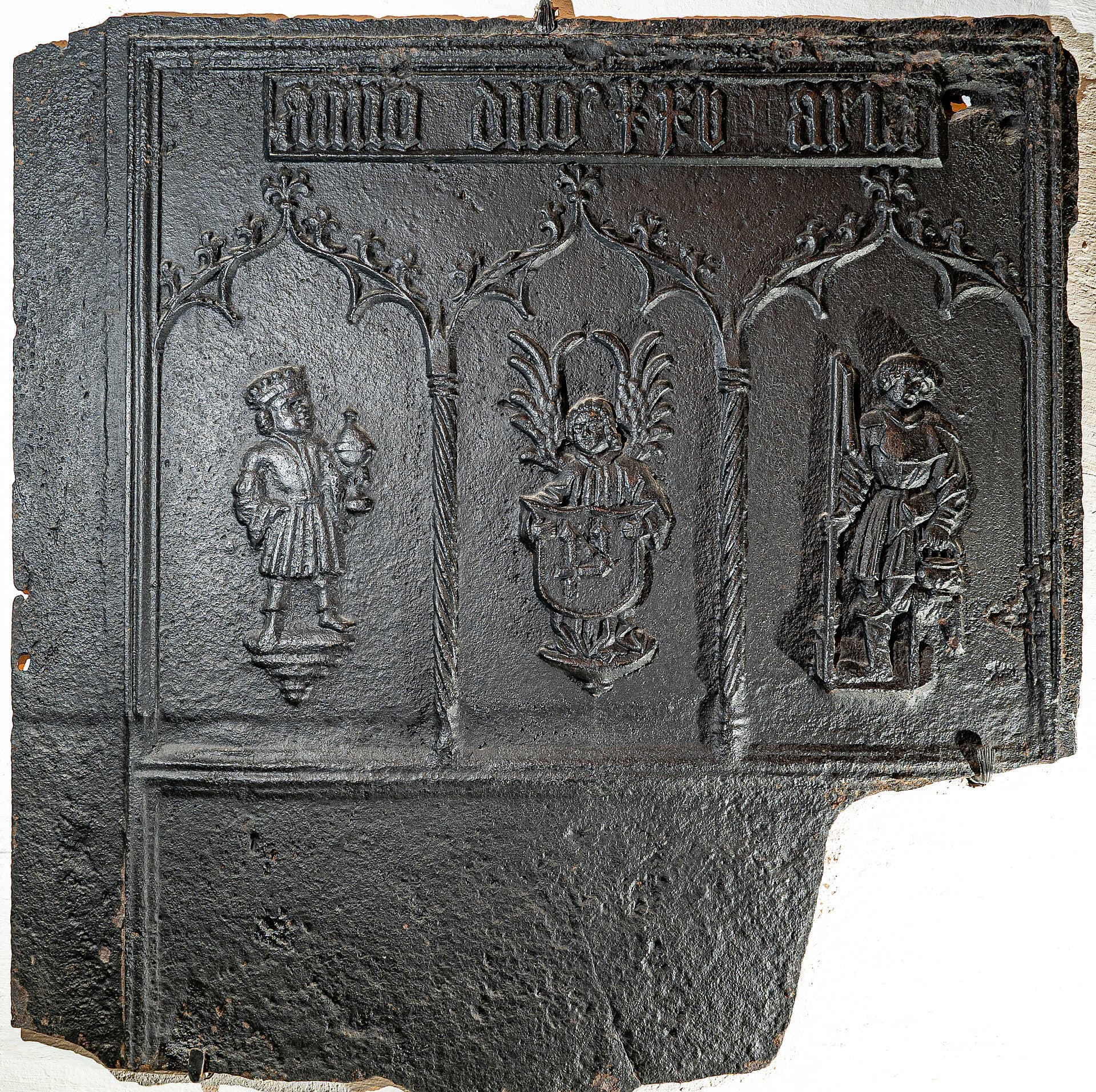 Object: Pl 24, Hans Pender (1520 - 1542 in Siegen nachweisbar), Ofenplatte: König, Engel und Bauer unter Maßwerkarkaden