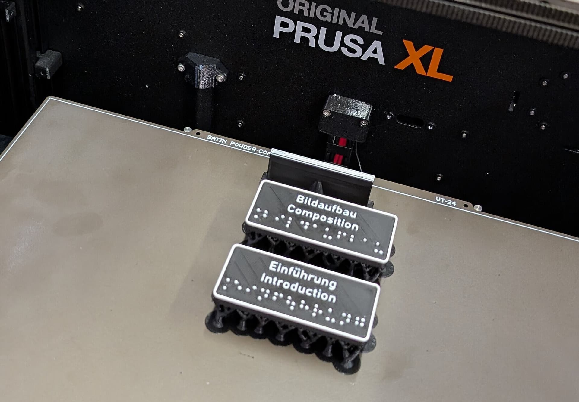 Taster-Abdeckungen mit Braille-Beschriftung aus dem 3D Drucker Braille Abdeckungen aus dem 3D Drucker