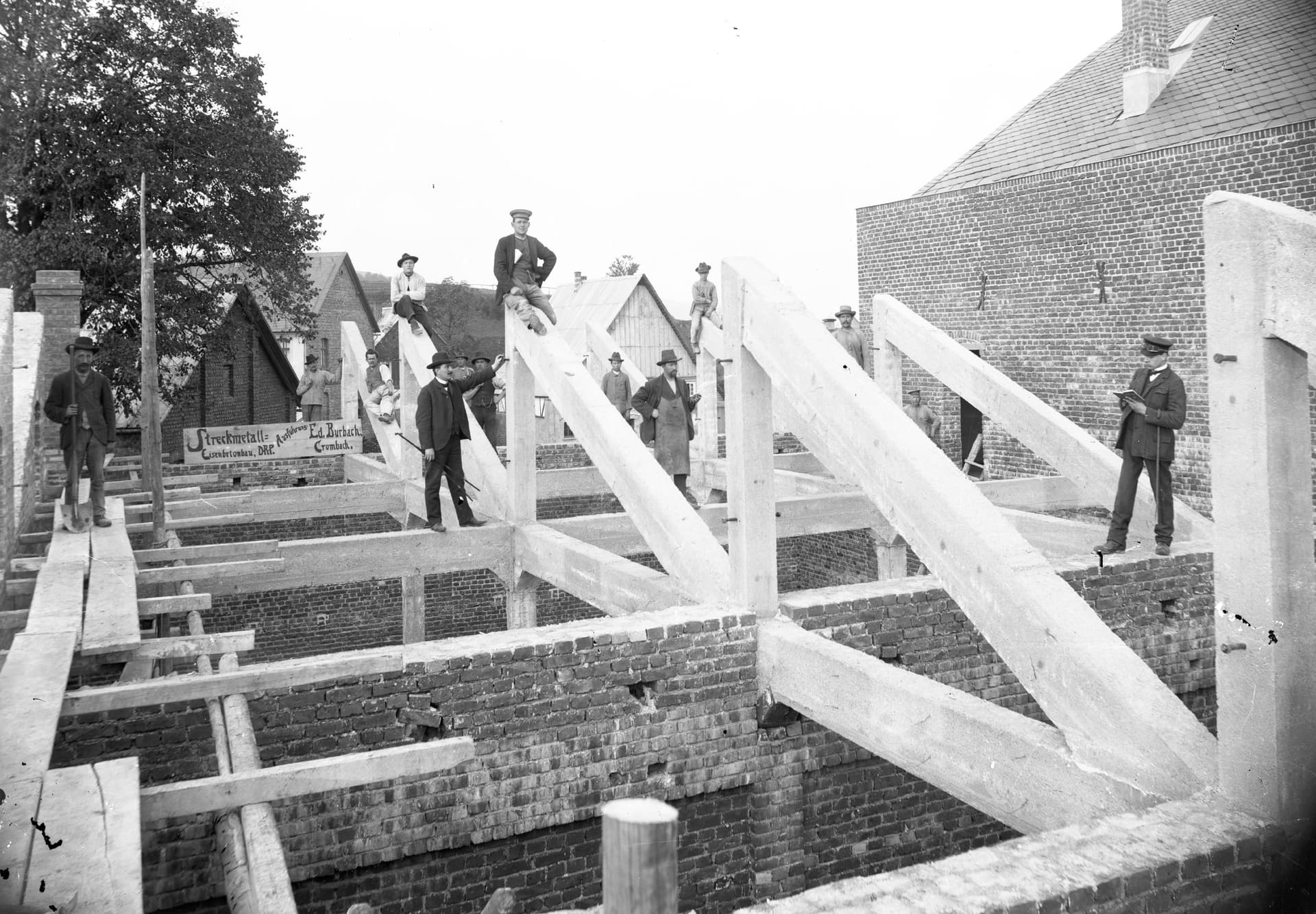 Friedrich Wilhelm Bäcker (1858-1940):
Hausbau,
Siegerland, Anfang des 20. Jh.
© Siegerlandmuseum Friedrich Wilhelm Bäcker (1858-1940):
Hausbau,
Siegerland, Anfang des 20. Jh.
© Siegerlandmuseum